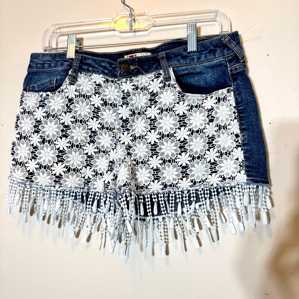 Women’s Lei size 11 Ashley cut jean shorts with white lace fringe size 6